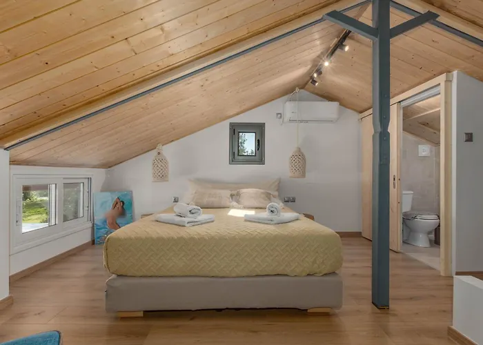 Artist's Loft Apartment *